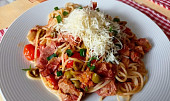 Špagety s vepřovou konzervou a olivami (Špagety s vepřovou konzervou a olivami)