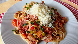 Špagety s vepřovou konzervou a olivami