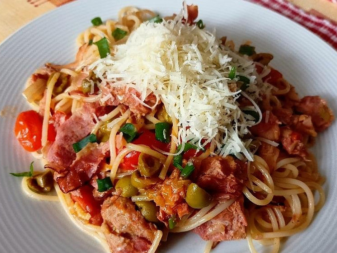 Špagety s vepřovou konzervou a olivami, Špagety s vepřovou konzervou a olivami