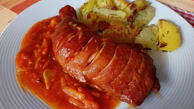 Uzená stehna pečená na zelenině, Uzená stehna pečená na zelenině
