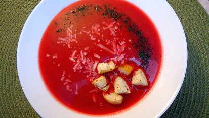 Zeleninová polévka s červenou řepou a kokosovým mlékem