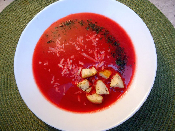 Zeleninová polévka s červenou řepou a kokosovým mlékem