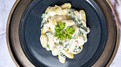 Gnocchi s kuřecím masem, špenátem a sýrovo-smetanovou omáčkou