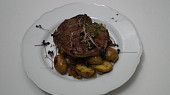 Hovězí wagyu steak s bramborami grenaille z Prostřeno (Wagyu steak s bramborami grenaille Zdroj: Se souhlasem TV Prima)