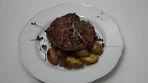 Hovězí wagyu steak s bramborami grenaille z Prostřeno
