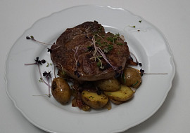 Hovězí wagyu steak s bramborami grenaille z Prostřeno