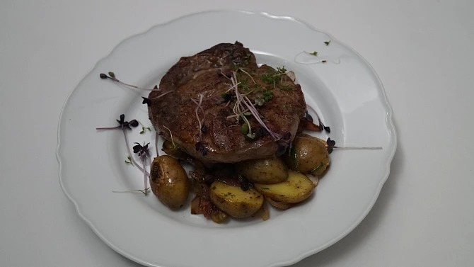 Hovězí wagyu steak s bramborami grenaille z Prostřeno, Wagyu steak s bramborami grenaille Zdroj: Se souhlasem TV Prima