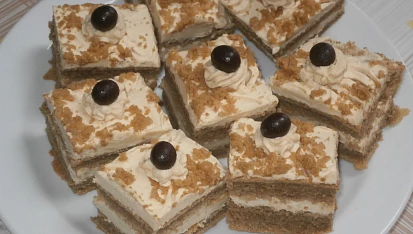 Kakaové řezy s kávovým krémem a čokoládovou polevou