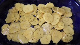 Kůzlečí plíčky zapečené s bramborami