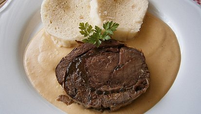 Hovězí kližka na kořenové zelenině a halali v pomalém hrnci