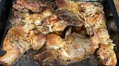 Králík s vepřovými výpečky na černém pivu