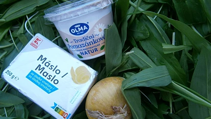 Špenát z medvědího česneku s pomazánkovým máslem a ztraceným vejcem