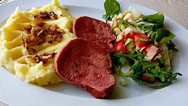 Uzený hovězí jazyk a bramborová kaše s pečeným česnekem