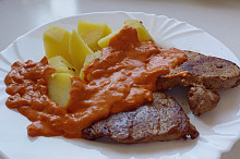 Panenka podávaná s omáčkou a bramborami