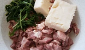 Domácí vepřovka s medvědím česnekem, část použitých surovin
