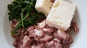 Domácí vepřovka s medvědím česnekem, část použitých surovin