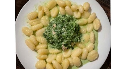 Gnocchi s kuřecím masem, špenátem a sýrovo-smetanovou omáčkou