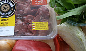 Kuřecí játra s medvědím česnekem na slanině a zelenině (část použitých surovin)