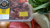 Kuřecí játra s medvědím česnekem na slanině a zelenině, část použitých surovin
