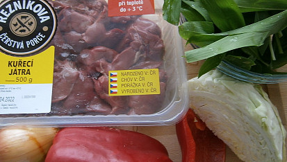 Kuřecí játra s medvědím česnekem na slanině a zelenině, část použitých surovin