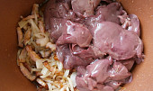 Kuřecí játra s medvědím česnekem na slanině a zelenině (přidáme játra)