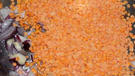 Kuskusový salát s červenou čočkou a kapustou