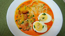 Uzená polévka s vařenými vejci a klobásou