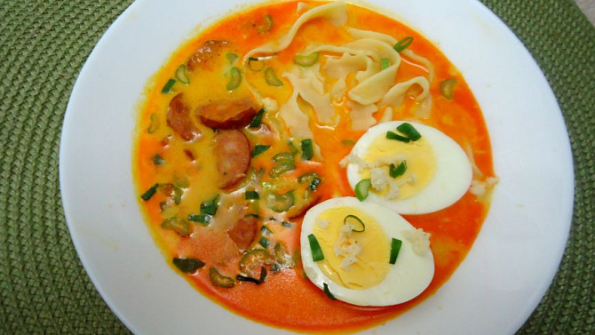 Uzená polévka s vařenými vejci a klobásou