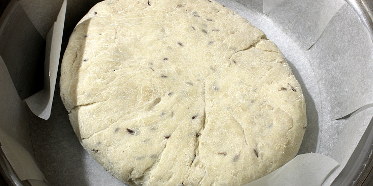 Základní chleba z remosky (Těsto vložené do remosky na pečicí papír a…)
