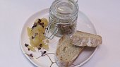Kachní rillettes s domácím opečeným chlebem a jablečným chutney z Prostřeno, Kachní rilletes s jablečným chutney a domácím chlebem. Zdroj: Se souhlasem TV Prima