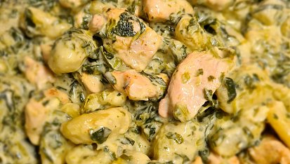 Gnocchi s kuřecím masem, špenátem a sýrovo-smetanovou omáčkou