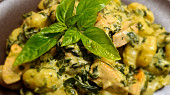 Gnocchi s kuřecím masem, špenátem a sýrovo-smetanovou omáčkou
