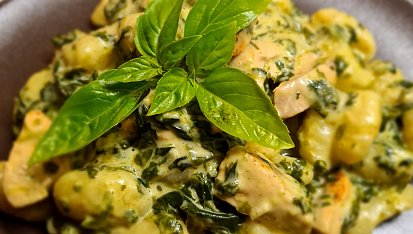 Gnocchi s kuřecím masem, špenátem a sýrovo-smetanovou omáčkou
