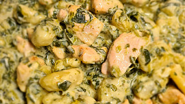Gnocchi s kuřecím masem, špenátem a sýrovo-smetanovou omáčkou