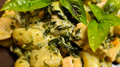 Gnocchi s kuřecím masem, špenátem a sýrovo-smetanovou omáčkou