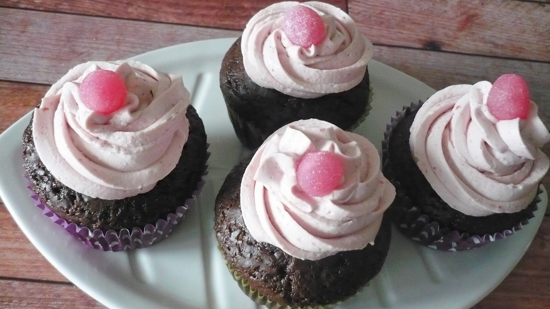 Kakaové cupcaky s ovocným krémem