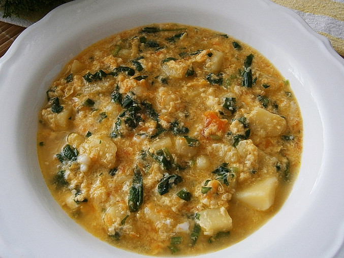 Uzená polévka s bramborem, medvědím česnekem a vejci