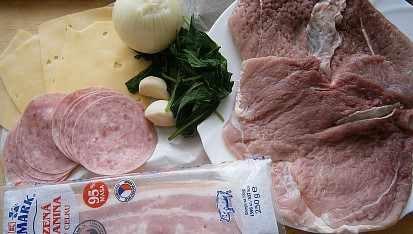 Vepřové závitky se sýrem, uzeninou a medvědím česnekem v papiňáku