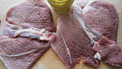 Vepřové závitky se sýrem, uzeninou a medvědím česnekem v papiňáku