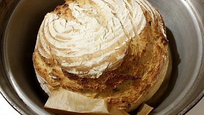 Základní chleba z remosky, Tenhle chleba nekynul v remosce, ale v ošatce (průměr 19 cm).