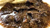 Divoké hovězí s hrubozrnnou hořčicí na černém pivě