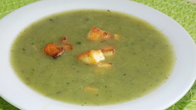Cuketová polévka s pórkem