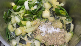 Cuketová polévka s pórkem