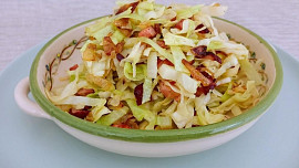 Zelný salát se slaninou a cibulí