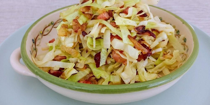 Zelný salát se slaninou