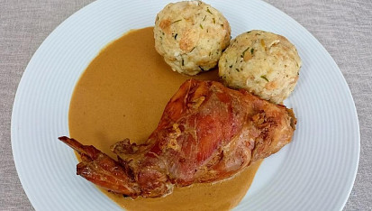 Králík s cibulovou omáčkou a karlovarskými knedlíky, Králík s cibulovou omáčkou a karlovarskými knedlíky