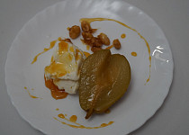 Pošírovaná hruška s mascarpone a ořechy v karamelu (z Prostřeno)