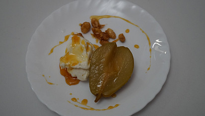 Pošírovaná hruška s mascarpone a ořechy v karamelu (z Prostřeno), Pošírovaná hruška s mascarpone a ořechy v karamelu. Zdroj: Se souhlasem TV Prima