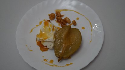 Pošírovaná hruška s mascarpone a ořechy v karamelu (z Prostřeno), Pošírovaná hruška s mascarpone a ořechy v karamelu. Zdroj: Se souhlasem TV Prima