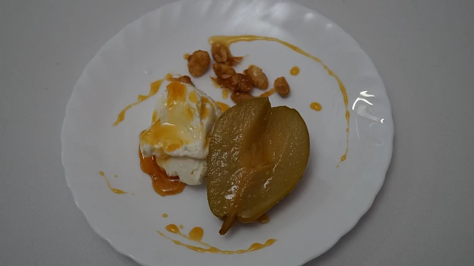 Pošírovaná hruška s mascarpone a ořechy v karamelu (z Prostřeno), Pošírovaná hruška s mascarpone a ořechy v karamelu. Zdroj: Se souhlasem TV Prima